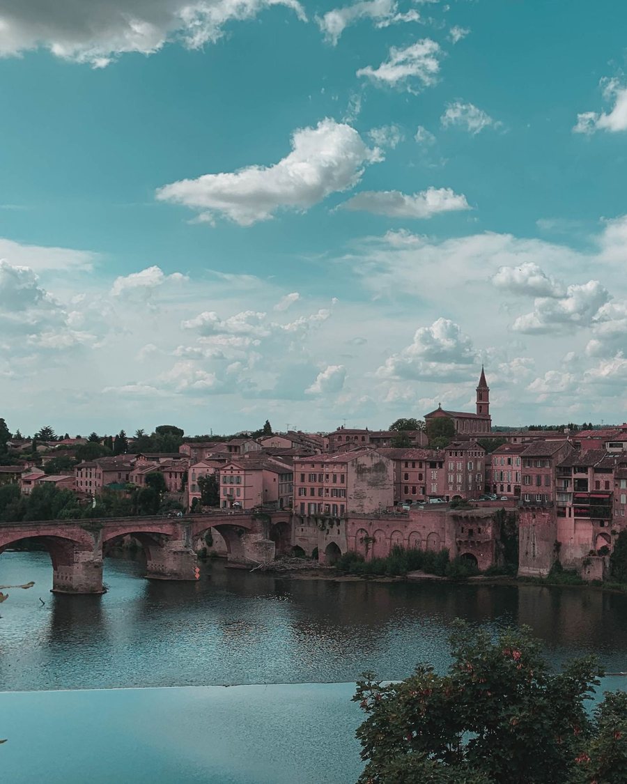 Albi vu du Tarn : un pont de pierre et les façades de brique du centre ancien